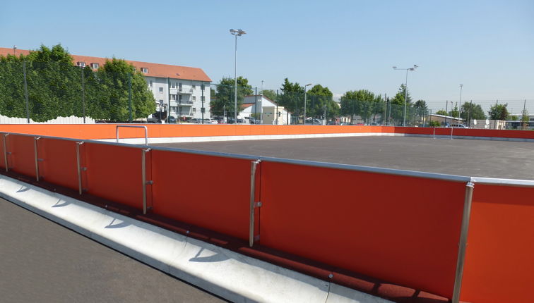 Outdoor Hockey-Spielfeld mit robusten Banden.
