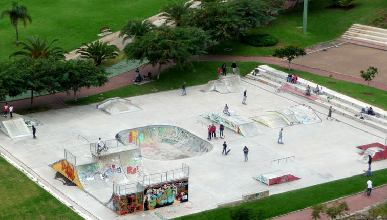 Skatepark mit Bowl und Pipe