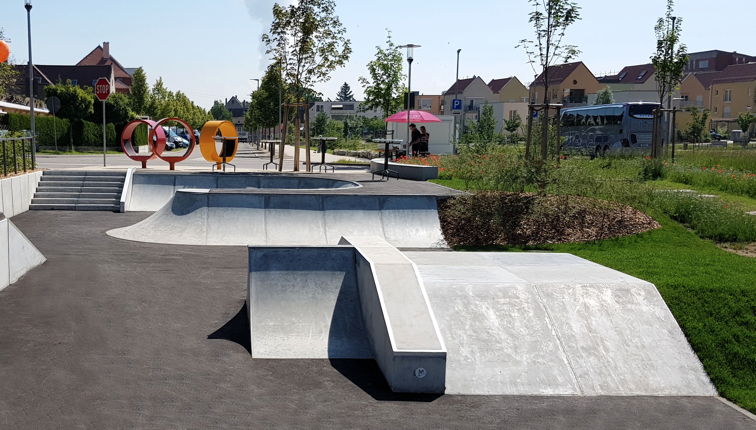 Skatepark mit Pipe und Bowl aus Beton-Fertigteilen